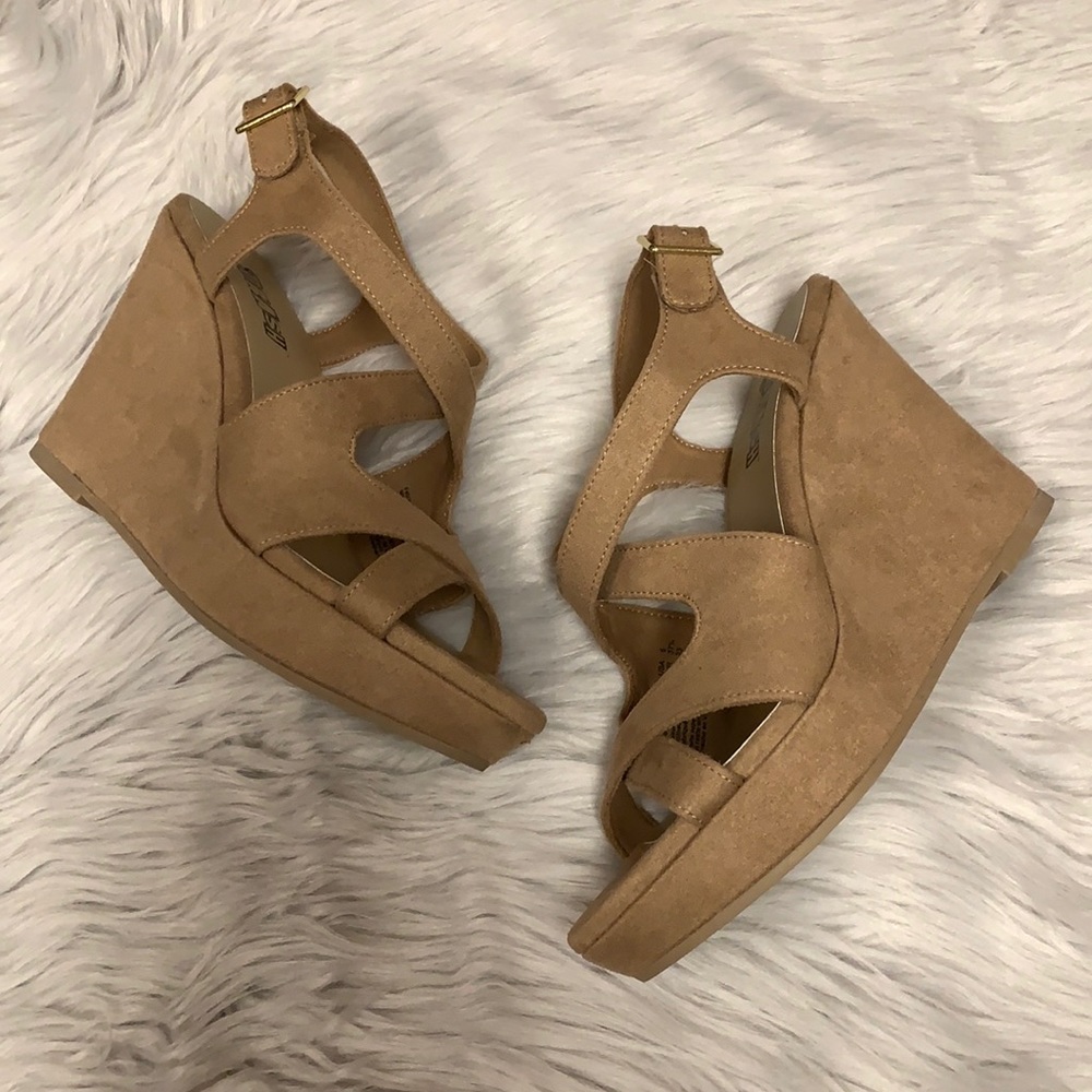 Women’s Tan Suede Wedges